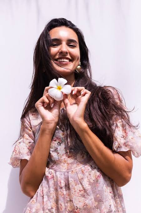 Pessoa sorridente e tranquila, representando a confiança de fazer escolhas financeiras e usar aplicativos com segurança