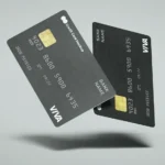 Cartão e notas de diferentes moedas, imagem ilustrativa